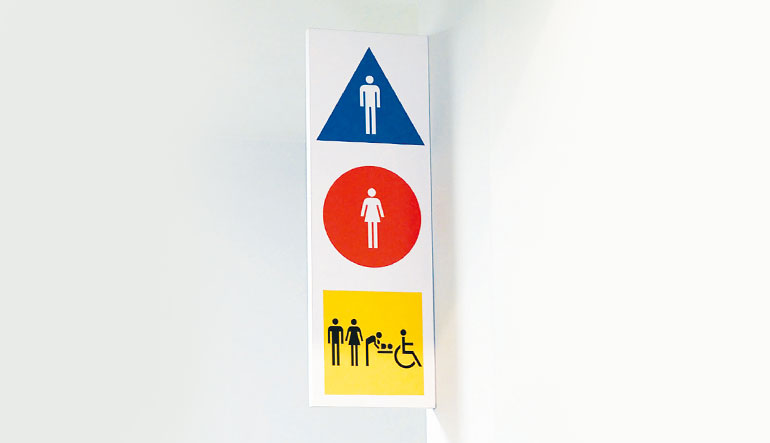 3種類のトイレサイン画像。青の三角が男性用トイレ、赤の丸が女性用トイレ、黄色の四角が多目的トイレを表現