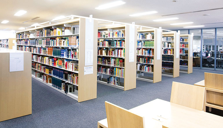 図書館・情報センターの書架が並ぶ風景の画像