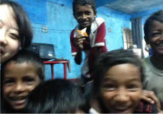 インド・元ストリートチルドレンのための小学校にて笑顔の子ども達との写真