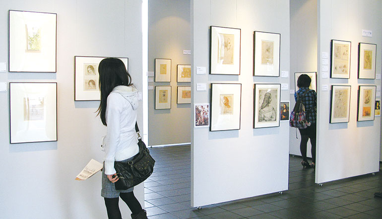 ギャラリーの展示ウォールに作品が掲示された画像
