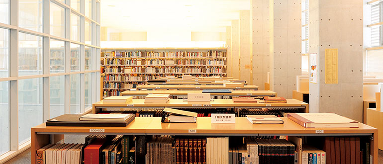 図書館・情報センターの書架が並ぶ画像