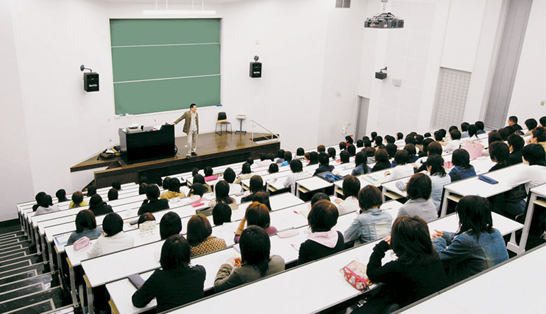 大講義室内部の机が階段状に並んでいる画像