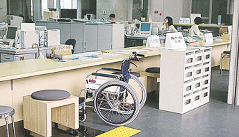事務局の車椅子も想定して設計したカウンターの画像