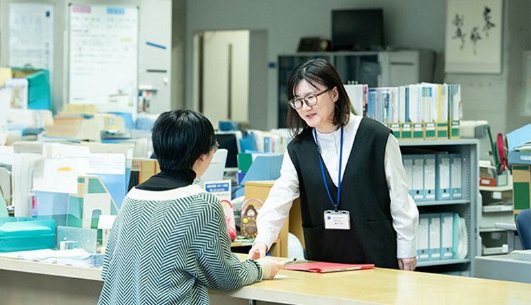 事務局の車椅子も想定して設計したカウンターの画像