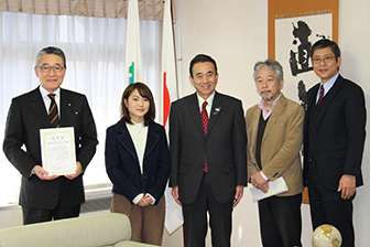 写真左から、横山俊夫学長、フェアトレード推進学生サークル 代表の日比野 都麦さん、鈴木康友市長、下澤嶽 文化政策学部教授、 池上重弘副学長の画像