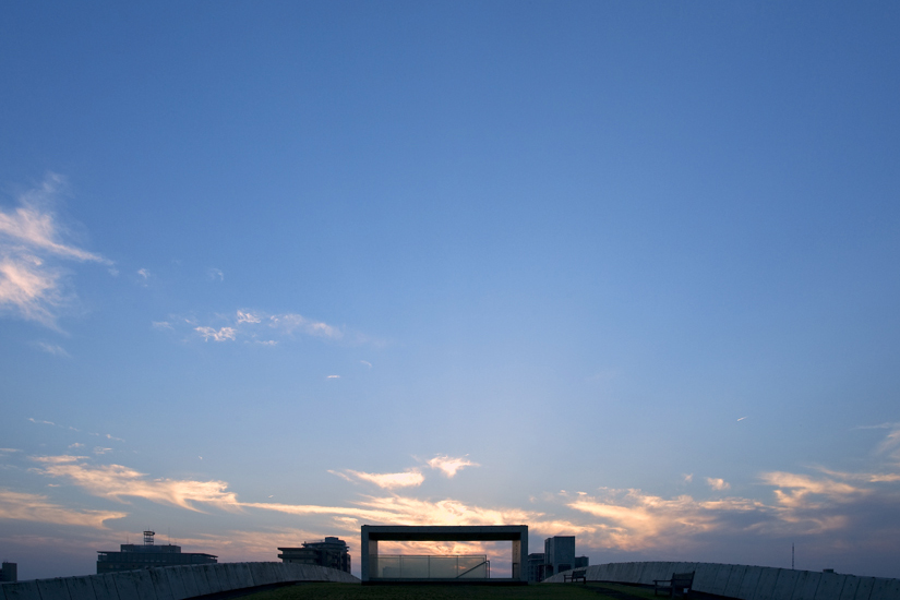 創造の丘と夕暮れの空の写真