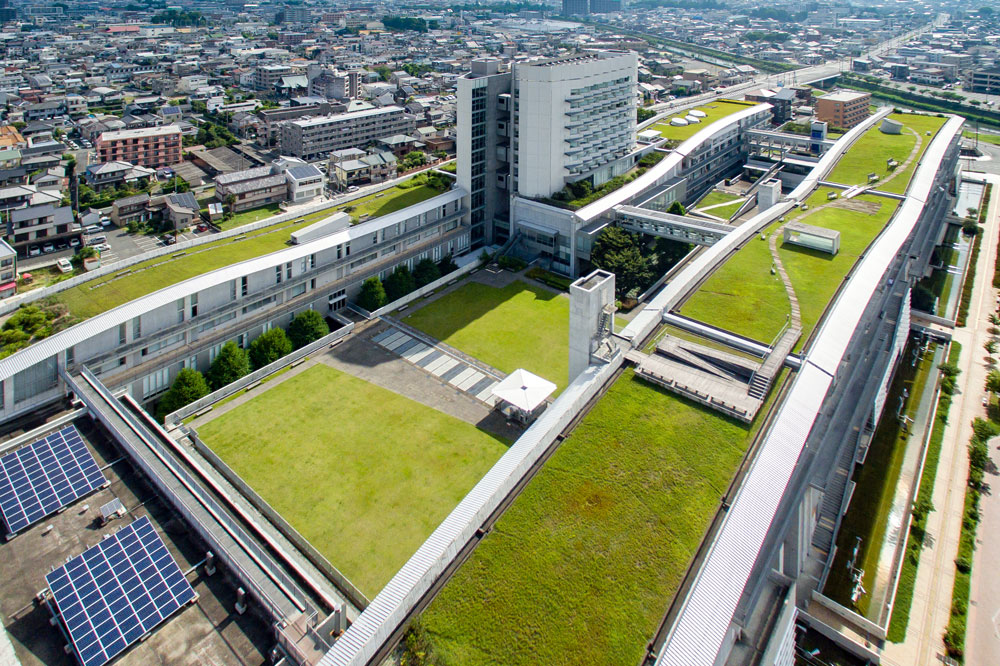 空撮による静岡文化芸術大学の屋上庭園と出会いの広場の写真