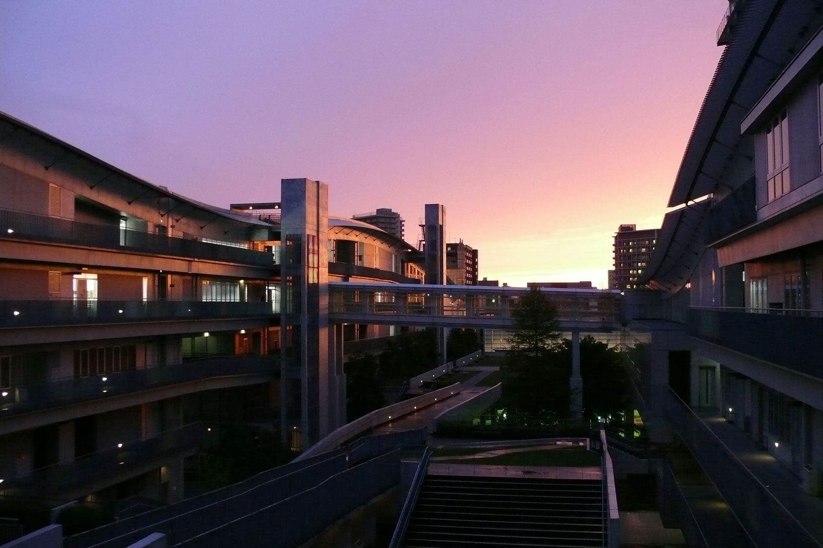 中庭から見た夕暮れの空の写真