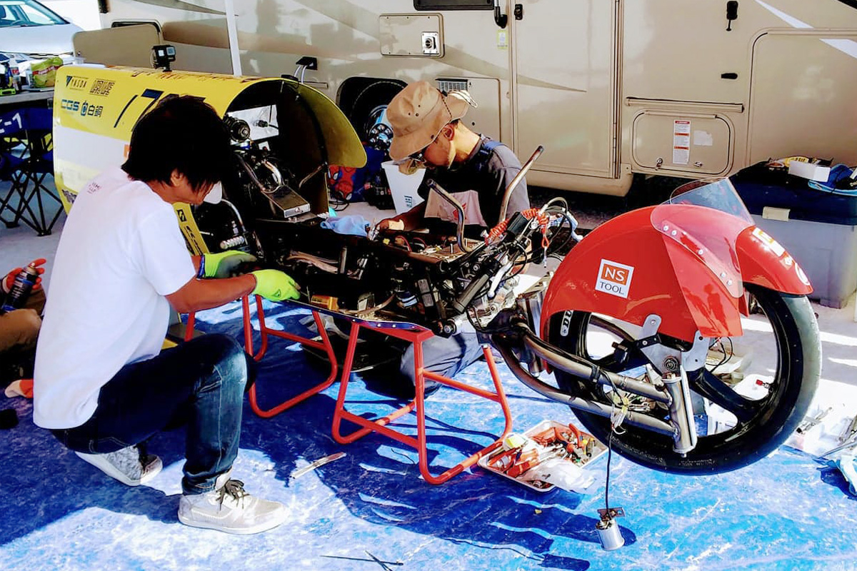 羽田隆志教授（デザイン学科）らが「ボンネビル モーターサイクル スピード トライアルズ2019」で2つの世界記録樹立