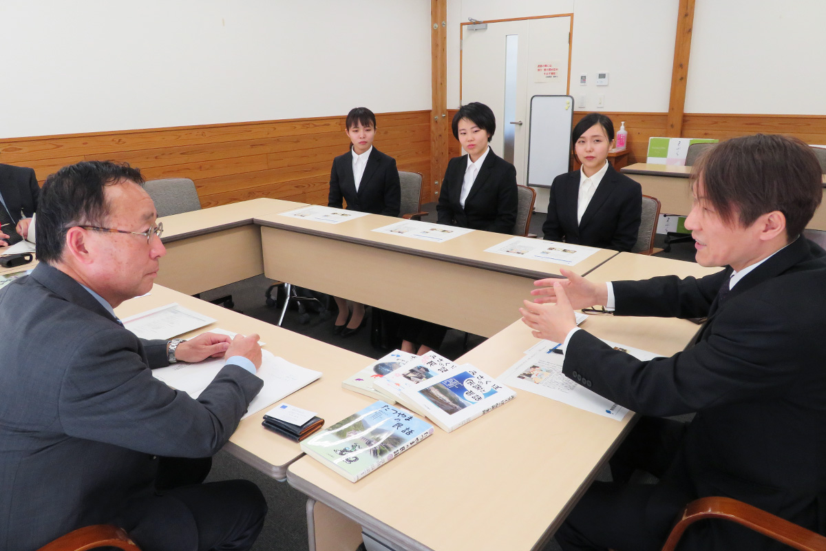国際文化学科で日本文学（伝承文学）を学ぶ学生が浜松市長と天竜区長を訪問