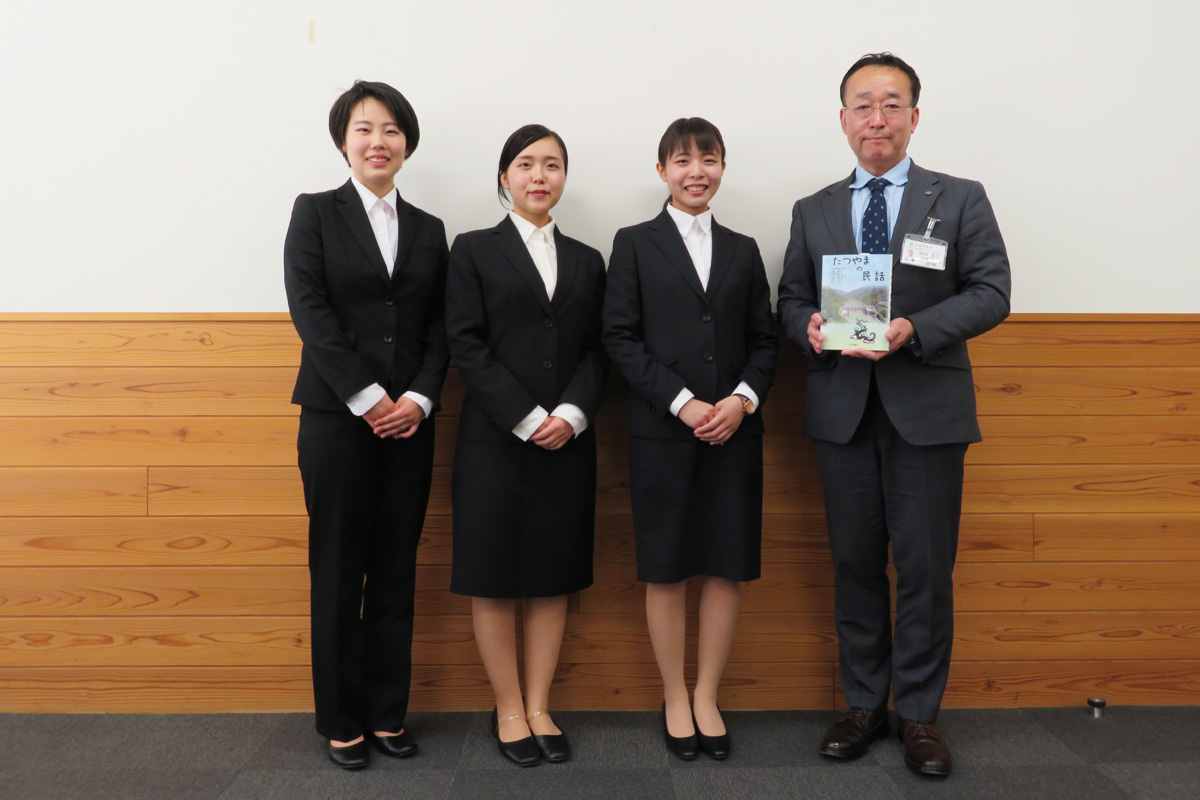 国際文化学科で日本文学（伝承文学）を学ぶ学生が浜松市長と天竜区長を訪問