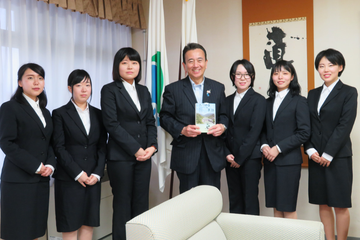 国際文化学科で日本文学（伝承文学）を学ぶ学生が浜松市長と天竜区長を訪問