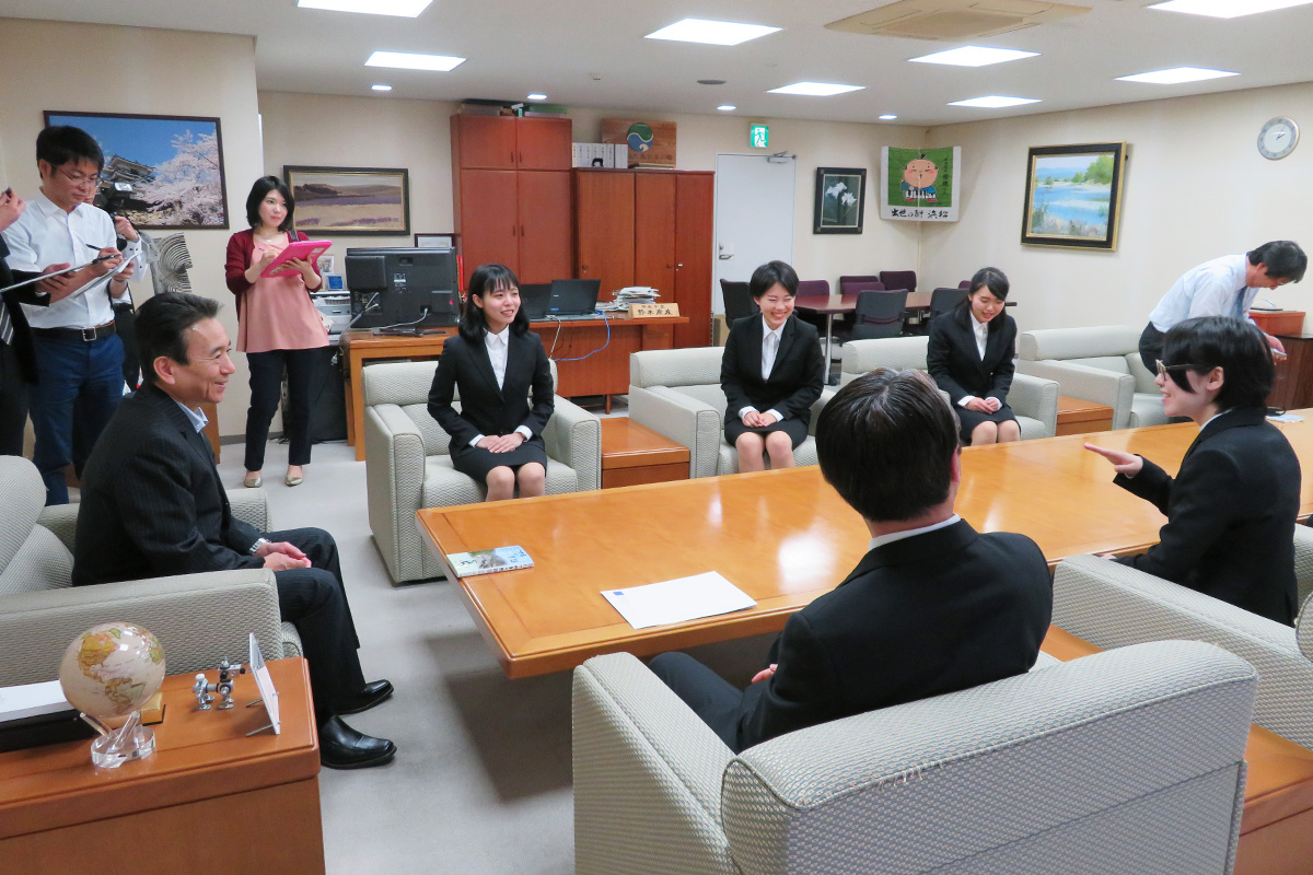 国際文化学科で日本文学（伝承文学）を学ぶ学生が浜松市長と天竜区長を訪問