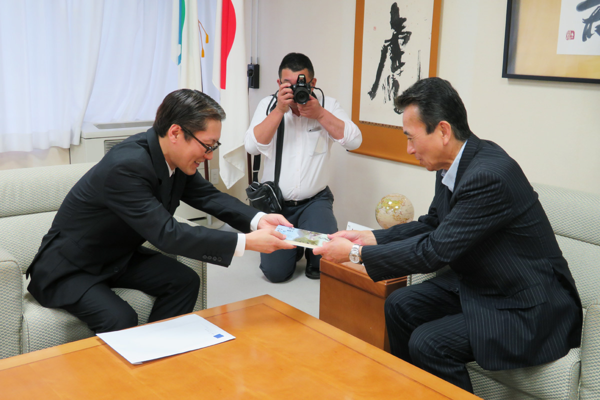 国際文化学科で日本文学（伝承文学）を学ぶ学生が浜松市長と天竜区長を訪問
