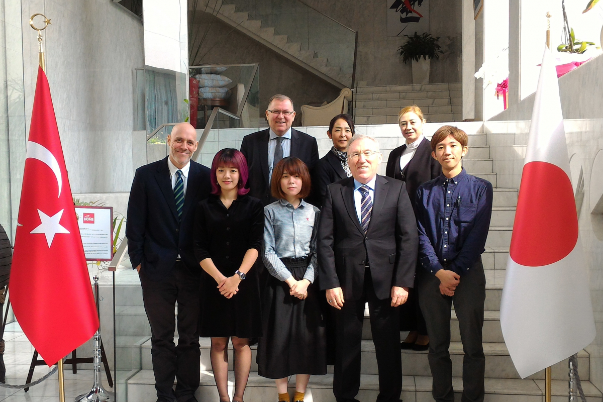 本学学生と教員がトルコ共和国大使館を訪問