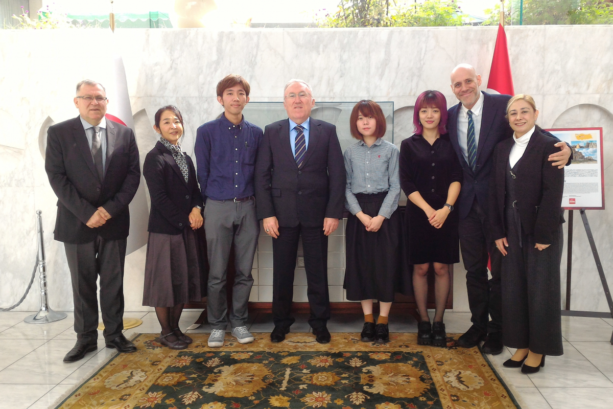 本学学生と教員がトルコ共和国大使館を訪問