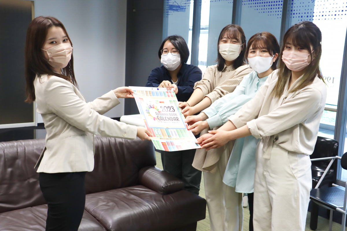 本学学生が手掛けた絵本が市販のカレンダーになりました