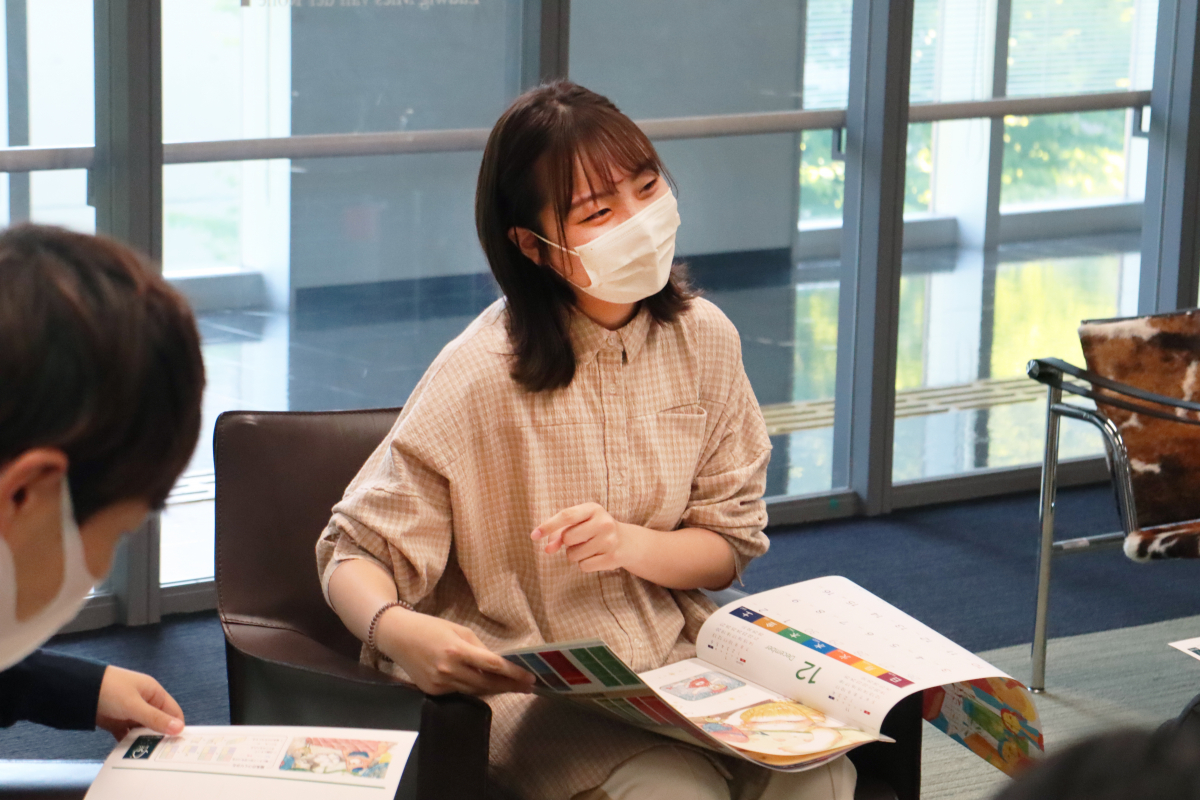 本学学生が手掛けた絵本が市販のカレンダーになりました