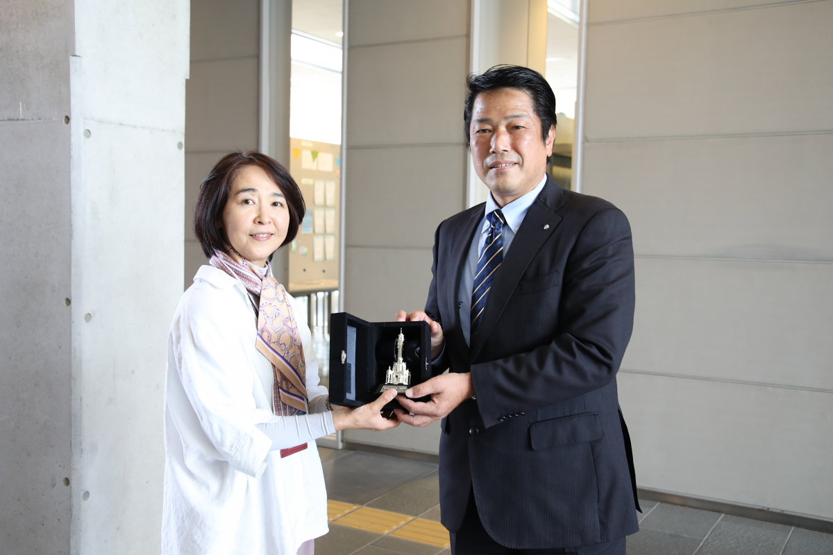 南伊豆町長にイズミル市長からの贈り物をお渡ししました