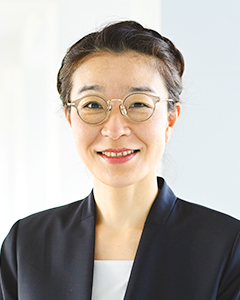 荒川　朋子　先生写真