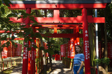 八幡神社の鳥居と外国人学生の画像