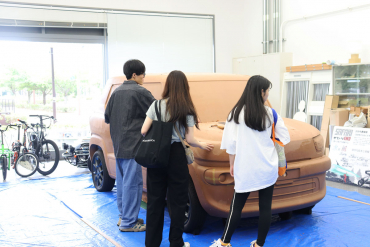 工房見学（クレイモデル室）の様子
