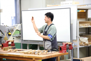 工房見学（木材加工室）の様子