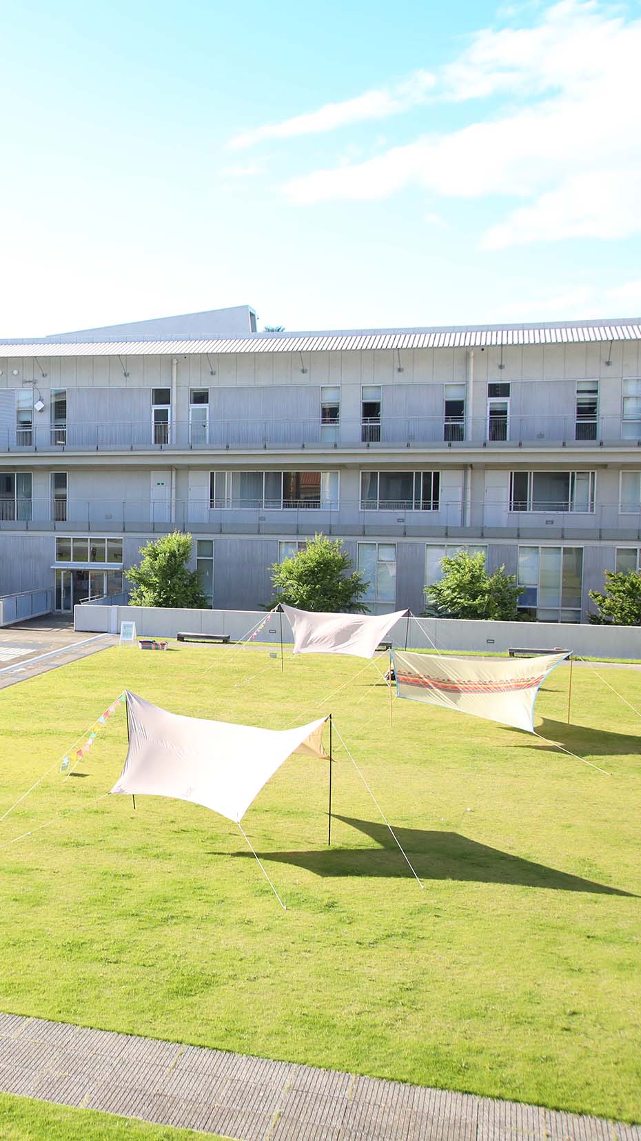 タープが張ってある6月の出会いの広場