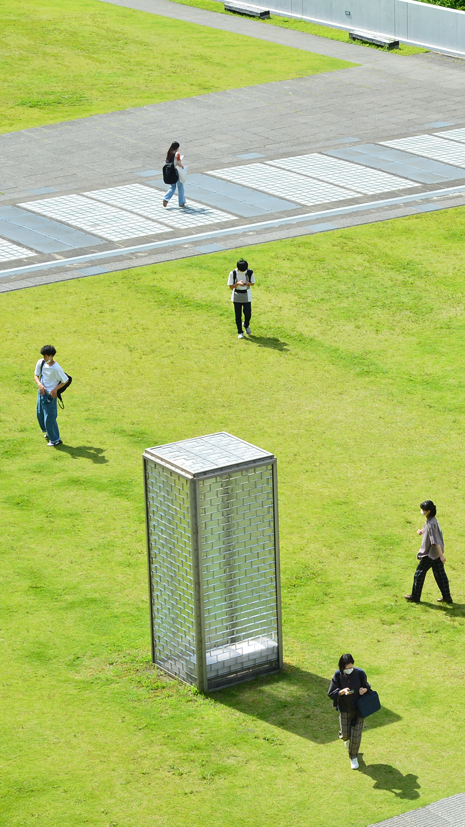 出会いの広場を行き交う学生たちの画像