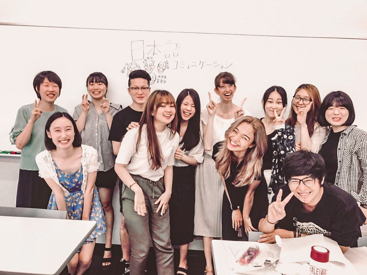 日本語コミュニケーション授業の学生たちの集合写真
