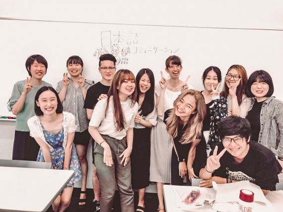 日本語コミュニケーション授業の学生たちの集合写真
