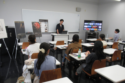 ITO Hiroto and students participating in the orientation