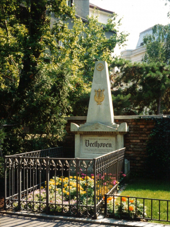元のベートーヴェンの墓石の写真