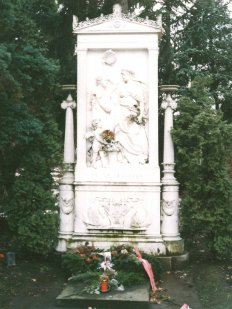 現在のシューベルトの墓石の写真