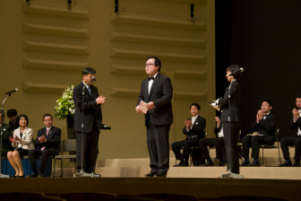 リ・アオの表彰式写真