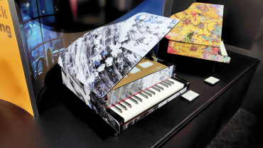 展示中のミニピアノ