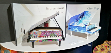 展示中のミニピアノ