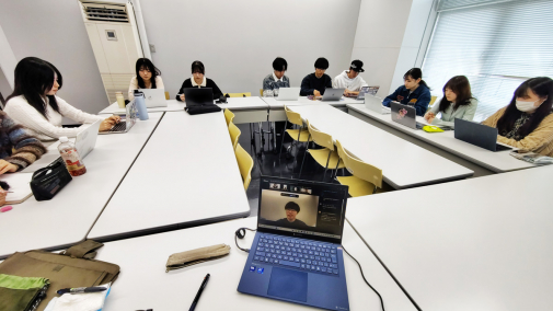 ウダヤナ大学の学生へのインタビュー調査の様子