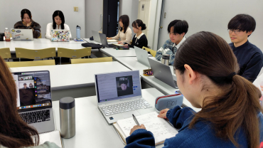 ウダヤナ大学の学生へのインタビュー調査の様子