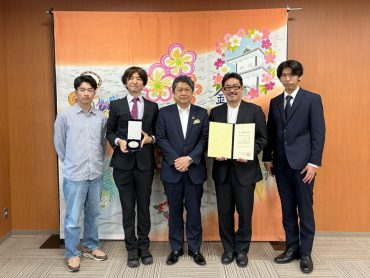 村山卓金沢市長への受賞報告の様子