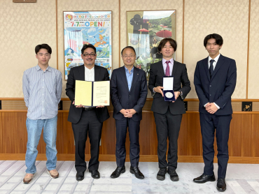 山野之義石川県知事への受賞報告の様子