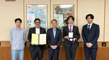 村山卓金沢市長への受賞報告の様子