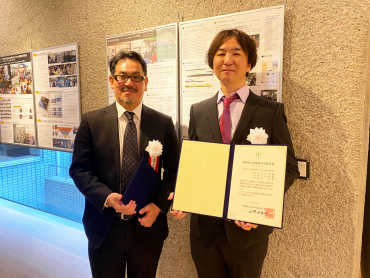 表彰状を持った金沢工業大学宮下智裕教授と松田准教授