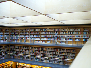 壁にぎっしりと本が並んだ図書館の画像