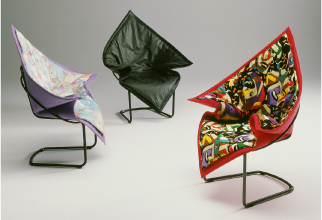 一続きの金属製の枠にクッションが組み込まれた3台の椅子の写真