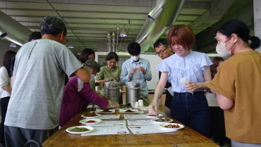 薬膳茶をつくる参加者の画像