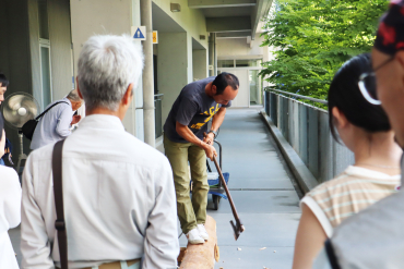 大工の方が道具を使った実演の様子