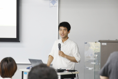 シンポジウムに登壇する植田さん