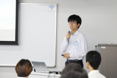 シンポジウムで登壇する鈴木さん