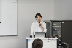 シンポジウムに登壇する八木さん